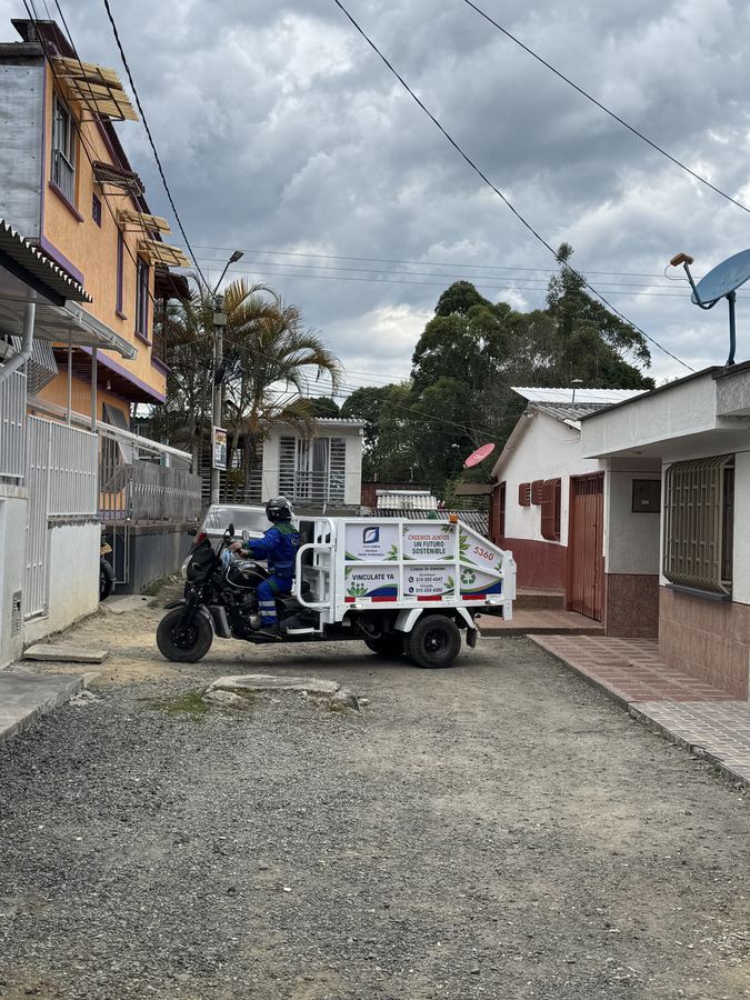 Motocarros incorporados a la operación de Área Limpia en Circasia y Quimbaya
