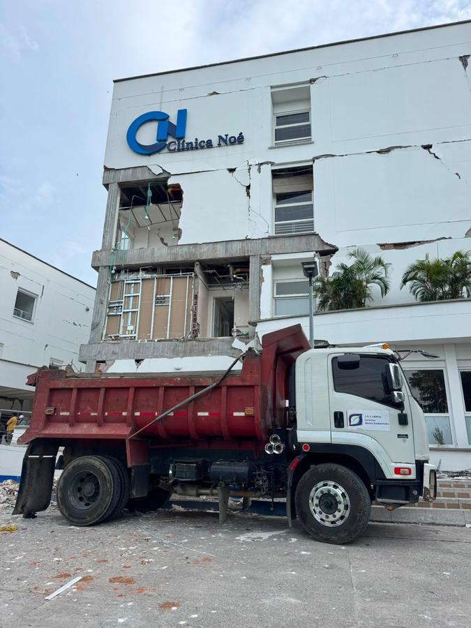 Volqueta de Área Limpia Servicios Medioambientales recolectando escombros en la Clínica Noé de Pereira
