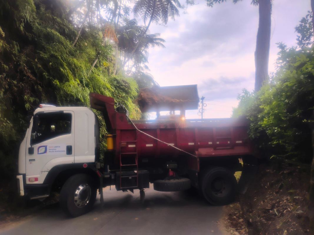 Volqueta de Área Limpia Servicios Medioambientales transportando escombros en Pereira